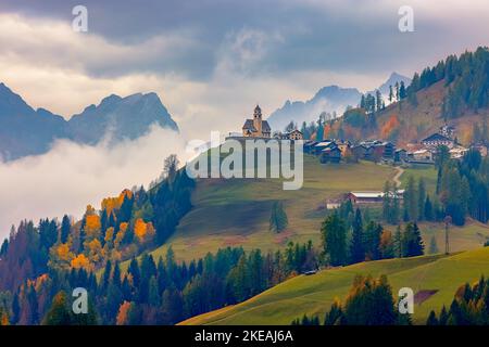 Herbst- und Herbstfarben in Colle Santa Lucia, einem Dorf und einer Gemeinde in der italienischen Provinz Belluno in der Region Venetien. Das malerische Dorf Stockfoto