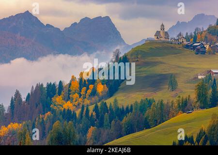 Herbst- und Herbstfarben in Colle Santa Lucia, einem Dorf und einer Gemeinde in der italienischen Provinz Belluno in der Region Venetien. Das malerische Dorf Stockfoto