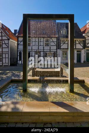 Weberbrunnen auf dem Tuchmacherplatz in der Altstadt von Kettwig, Deutschland, Nordrhein-Westfalen, Ruhrgebiet, Essen Stockfoto