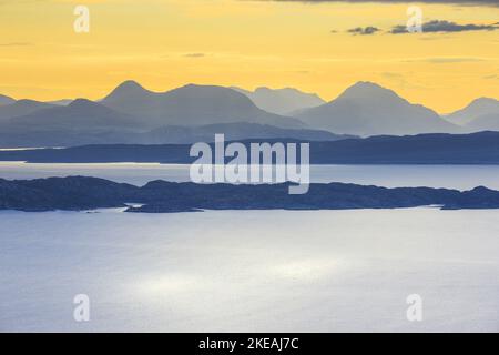 Blick von der Isle of Skye auf das Festland und auf die Inseln Raasay und Rona, Großbritannien, Schottland Stockfoto