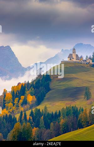 Herbst- und Herbstfarben in Colle Santa Lucia, einem Dorf und einer Gemeinde in der italienischen Provinz Belluno in der Region Venetien. Das malerische Dorf Stockfoto