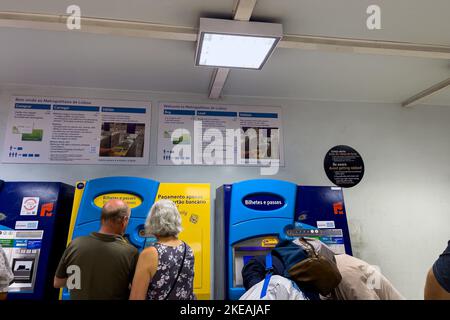 Gruppe von Passagieren, die vor den Automaten warten, um ihre U-Bahn-Pässe zu erhalten Stockfoto