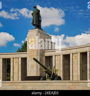 Sowjetisches Denkmal mit der Statue des Soldaten der Roten Armee und dem Goldenen Staatswappen, Tiergarten, Deutschland, Berlin Stockfoto