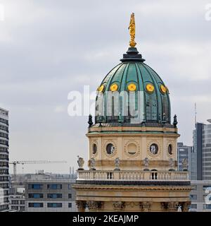 Kuppelturm der Neuen Kirche am Gendarmenmarkt vor neu erbauten Wolkenkratzern, architektonischer Kontrast, Berlin Mitte, Deutschland, Berlin Stockfoto