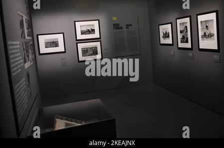 Mailand, Italien. 11.. November 2022. Mailand, Italien ROBERT CAPA in Geschichte Ausstellung im MUDEC vom 11.. Dezember 2022 bis 19.. März 2023 über achtzig Werke, die die Geschichte des zwanzigsten Jahrhunderts verfolgen kuratiert von Sara Rizzo in Zusammenarbeit mit Magnum Fotos im Bild: In der Ausstellung ausgestellte Werke Kredit: Independent Photo Agency/Alamy Live News Stockfoto