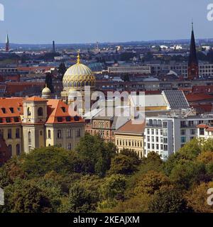 Neue Synagoge Tambour-Kuppel mit vergoldeten Rippen im Vorort Spandau, Deutschland, Berlin Stockfoto