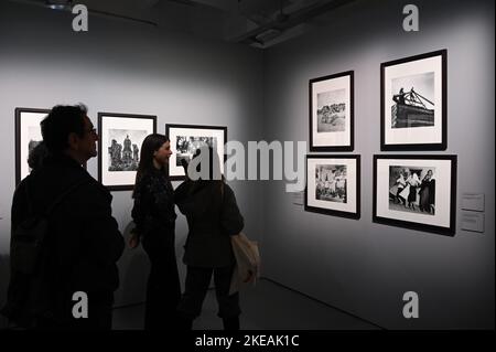 Mailand, Italien. 11.. November 2022. Mailand, Italien ROBERT CAPA in Geschichte Ausstellung im MUDEC vom 11.. Dezember 2022 bis 19.. März 2023 über achtzig Werke, die die Geschichte des zwanzigsten Jahrhunderts verfolgen kuratiert von Sara Rizzo in Zusammenarbeit mit Magnum Fotos im Bild: In der Ausstellung ausgestellte Werke Kredit: Independent Photo Agency/Alamy Live News Stockfoto