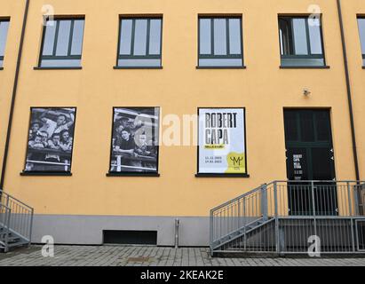 Mailand, Italien. 11.. November 2022. Mailand, Italien ROBERT CAPA in Geschichte Ausstellung im MUDEC vom 11.. Dezember 2022 bis 19.. März 2023 über achtzig Werke, die die Geschichte des zwanzigsten Jahrhunderts verfolgen kuratiert von Sara Rizzo in Zusammenarbeit mit Magnum Fotos im Bild: Außenaufnahmen der Ausstellung Kredit: Independent Photo Agency/Alamy Live News Stockfoto