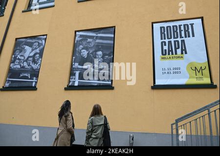 Mailand, Italien. 11.. November 2022. Mailand, Italien ROBERT CAPA in Geschichte Ausstellung im MUDEC vom 11.. Dezember 2022 bis 19.. März 2023 über achtzig Werke, die die Geschichte des zwanzigsten Jahrhunderts verfolgen kuratiert von Sara Rizzo in Zusammenarbeit mit Magnum Fotos im Bild: Außenaufnahmen der Ausstellung Kredit: Independent Photo Agency/Alamy Live News Stockfoto