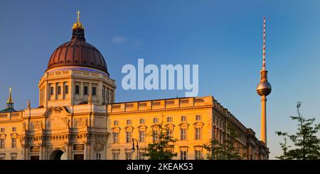 Humboldt Forum und Fernsehturm im späten Abendlicht, Deutschland, Berlin Stockfoto