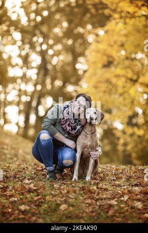 Frau und Magyar Vizsla Stockfoto