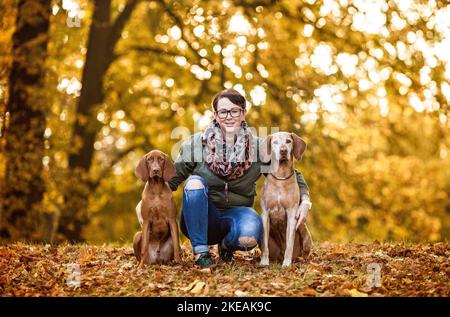 Frau und Magyar Vizsla Stockfoto