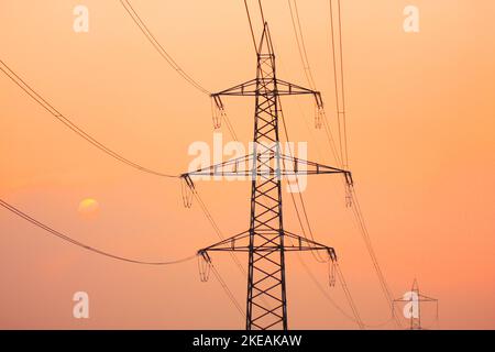 Untergehende Sonne hinter den Silhouetten der aktuellen Pole, Schweiz Stockfoto