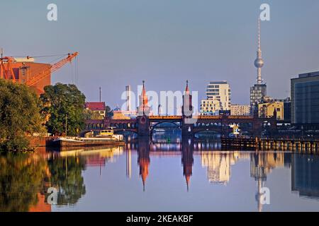 Spree mit Oberbaumbrücke und Fernsehturm am frühen Morgen, Osthafen, Deutschland, Berlin Stockfoto