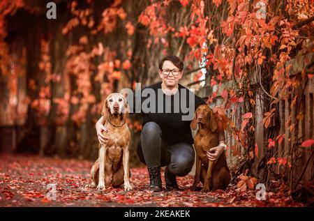 Frau und Magyar Vizsla Stockfoto