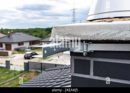 Kaminhalter für die Montage einer Satellitenschüssel am Kamin, Nahaufnahme. Stockfoto