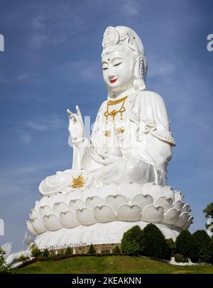 Der riesige weiße weibliche Buddha am Tempel der Barmherzigkeit (Guanyin) in Chiang Mai ist leicht erkennbar, da er die Landschaft mit 90 Metern oder 26 Stockwerken dominiert. Stockfoto