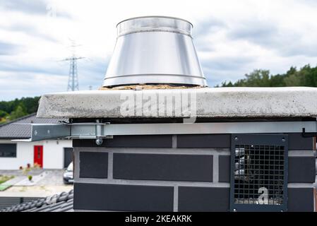 Kaminhalter für die Montage einer Satellitenschüssel am Kamin, Nahaufnahme. Stockfoto