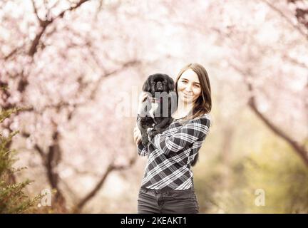 Frau und Pekinese Stockfoto