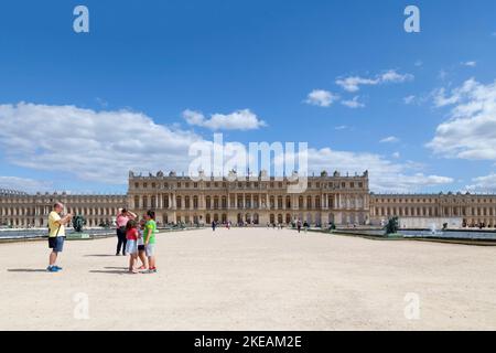 Versailles, Frankreich - August 20 2017: Blick auf das Schloss von Versailles von der Terrasse des Schlosses mit dem Bassin du Nord und dem Bassin du Midi. Stockfoto