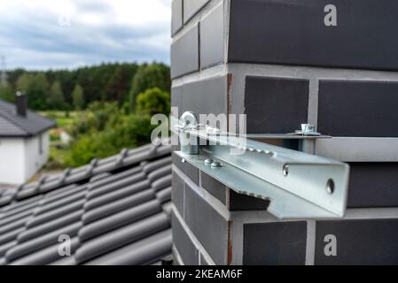 Kaminhalter für die Montage einer Satellitenschüssel am Kamin, Nahaufnahme. Stockfoto