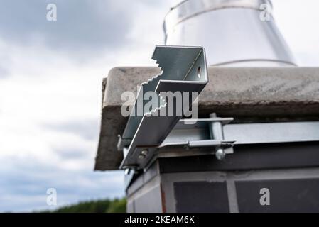 Kaminhalter für die Montage einer Satellitenschüssel am Kamin, Nahaufnahme. Stockfoto