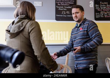 RHONDDA, WALES - 09. NOVEMBER 2022: Der FAW TV-Videograf Nathan Williams und Holly Williams während der Ankündigung der Mannschaft von Cymru für die FIFA-Welt 2022 Stockfoto