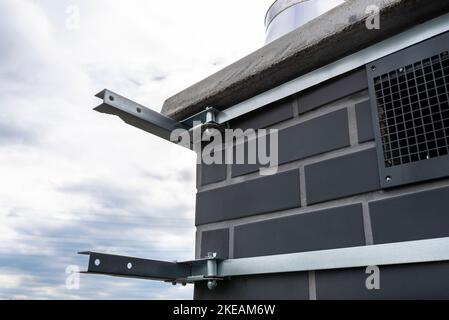 Kaminhalter für die Montage einer Satellitenschüssel am Kamin, Nahaufnahme. Stockfoto