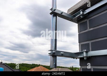 Kaminhalter für die Montage einer Satellitenschüssel am Kamin, Nahaufnahme. Stockfoto