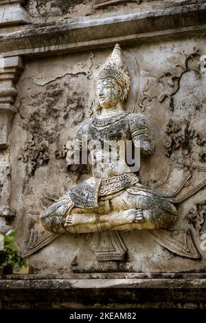 Wat Jed Yod, erbaut 1497, ist ein großer aktiver Tempel, in dem Mönche leben und studieren und wird selten von Ausländern besucht. Es ist einer der alten Tempel und übersetzt zu Sieben-Zinnen-Tempel. Stockfoto