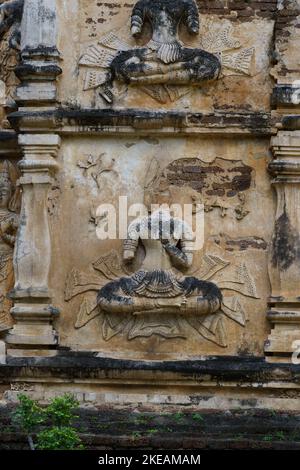 Wat Jed Yod, erbaut 1497, ist ein großer aktiver Tempel, in dem Mönche leben und studieren und wird selten von Ausländern besucht. Es ist einer der alten Tempel und übersetzt zu Sieben-Zinnen-Tempel. Stockfoto