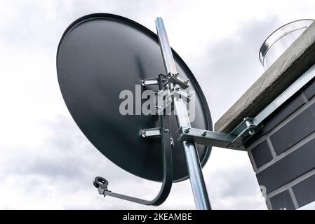 Kaminhalter für die Montage einer Satellitenschüssel am Kamin, Nahaufnahme. Stockfoto