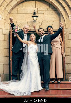 Hochzeit, Braut und Bräutigam mit den Eltern auf der Treppe, Kirche und Glück bei der aufgeregten Feier. Heirat, Paar und feiern mit Blumen, Porträt Stockfoto