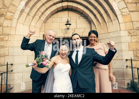 Hochzeit, Paar und Familie in der Ehe Feier für Engagement, Vertrauen oder Unterstützung für die Beziehung. Porträt von aufgeregt verheiratet Braut und Bräutigam mit Stockfoto