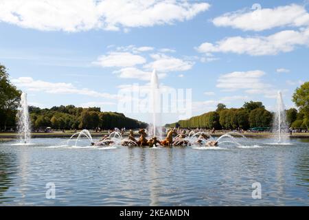 Versailles, Frankreich - 20 2017. August: Der Apollo-Brunnen ist eine vergoldete Skulptur, die den griechischen gott zeigt, der in einem Wagen aus dem Wasser steigt, abgeschlossen ich Stockfoto