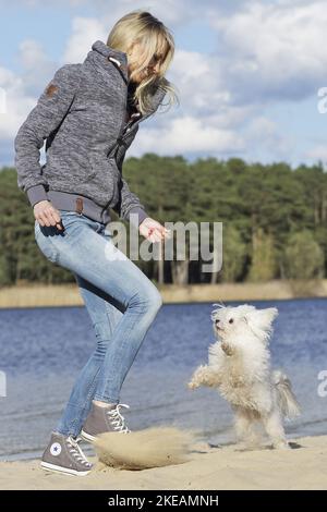 Frau mit chinesischem Puderpuff Stockfoto