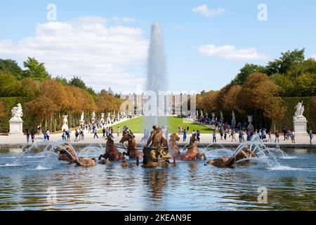 Versailles, Frankreich - 20. August 2017: Der Apollo-Brunnen ist eine vergoldete Skulptur, die den griechischen Gott darstellt, der in einem Wagen aus dem Wasser steigt Stockfoto