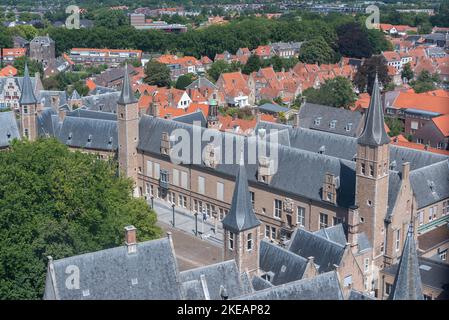 Blick auf das Ensemble der historischen Abtei vom Kirchturm lange Jan, Middelburg, Zeeland, Niederlande, Europa Stockfoto