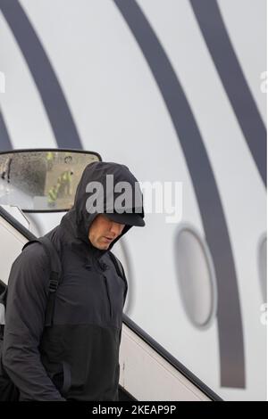 München, Deutschland. 11.. November 2022. American Football: NFL Professional League, Ankunft der Tampa Bay Buccaneers am Flughafen München. Quarterback Tom Brady steigt aus dem Flugzeug aus. Quelle: Ulrich Gamel/Kolbert-Press/dpa/Alamy Live News Stockfoto