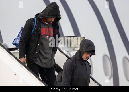 München, Deutschland. 11.. November 2022. American Football: NFL Professional League, Ankunft der Tampa Bay Buccaneers am Flughafen München. Quarterback Tom Brady (r) steigt aus dem Flugzeug aus. Quelle: Ulrich Gamel/Kolbert-Press/dpa/Alamy Live News Stockfoto