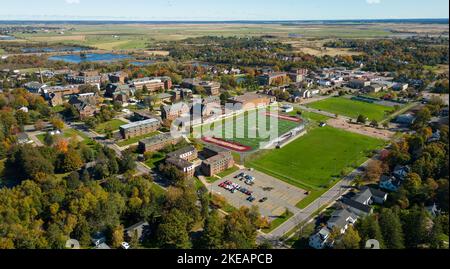 Ein Luftdrohnenfoto des Mount Allison University Campus und all seiner Gebäude während des langen Thanksgiving-Wochenendes des Herbstsemesters 2022. Stockfoto