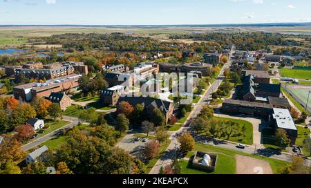 Ein Luftdrohnenfoto des Mount Allison University Campus und all seiner Gebäude während des langen Thanksgiving-Wochenendes des Herbstsemesters 2022. Stockfoto