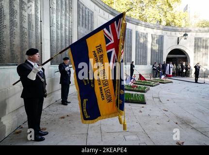 Standardträger senken ihre Standards zu Beginn eines zweiminütigen Schweigens während eines Waffenstillstandstages anlässlich des Jahrestages des Endes des Ersten Weltkriegs am WW1 Memorial auf dem Guildhall Square in Portsmouth. Bilddatum: Freitag, 11. November 2022. Stockfoto