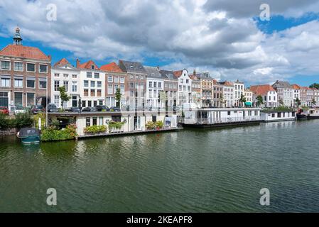 Stadtbild mit Hausbooten in Londensekaai, Middelburg, Zeeland, Niederlande, Europa Stockfoto