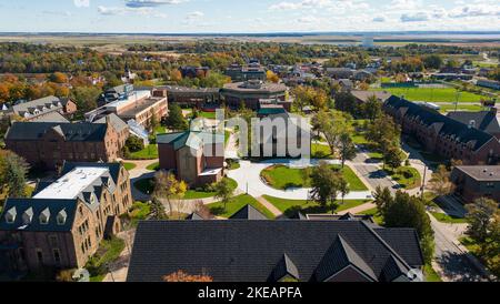 Ein Luftdrohnenfoto des Mount Allison University Campus und all seiner Gebäude während des langen Thanksgiving-Wochenendes des Herbstsemesters 2022. Stockfoto