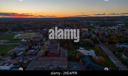 Ein Luftdrohnenfoto des Mount Allison University Campus und all seiner Gebäude während des langen Thanksgiving-Wochenendes des Herbstsemesters 2022. Stockfoto