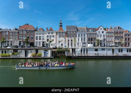 Ausflugsboot vor historischen Hausfassaden und Hausbooten auf der Londensekaai, Middelburg, Zeeland, Niederlande, Europa Stockfoto