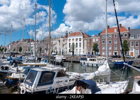 Stadtbild mit Yachthafen in Rouaansekaai, Middelburg, Zeeland, Niederlande, Europa Stockfoto