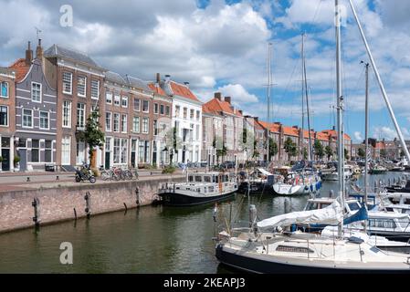 Stadtbild mit Yachthafen in Rouaansekaai, Middelburg, Zeeland, Niederlande, Europa Stockfoto