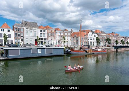 Kanu vor historischen Hausfassaden und Hausbooten auf dem Londensekaai, Middelburg, Zeeland, Niederlande, Europa Stockfoto